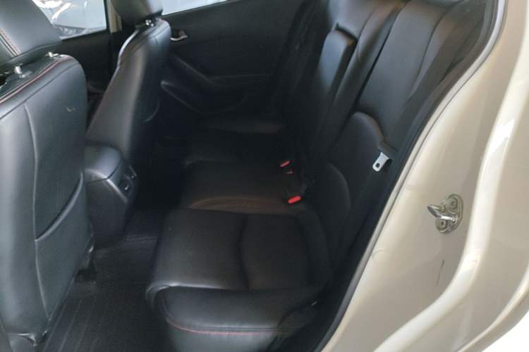 Used Mazda 3 Axela 2017 Sedan 1.5L Automatic Luxury Model Emission Standard China V Left Rear Seat