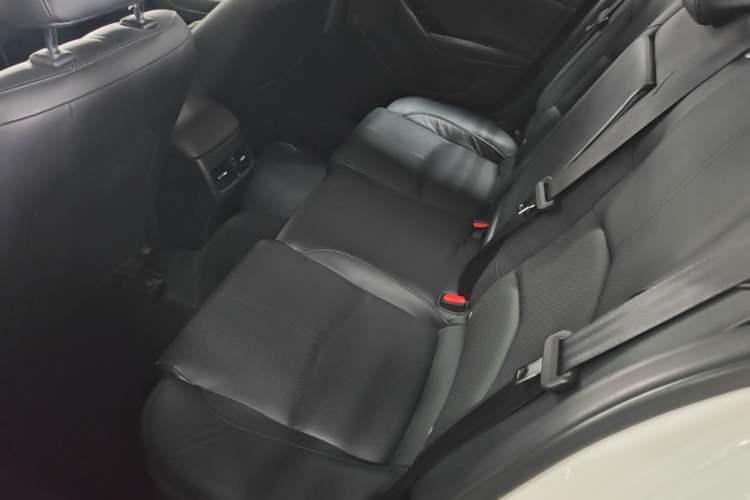 Used Mazda 3 Axela 2017 Hatchback 2.0L Automatic Sport Model China V Emission Standard Left Rear Seat