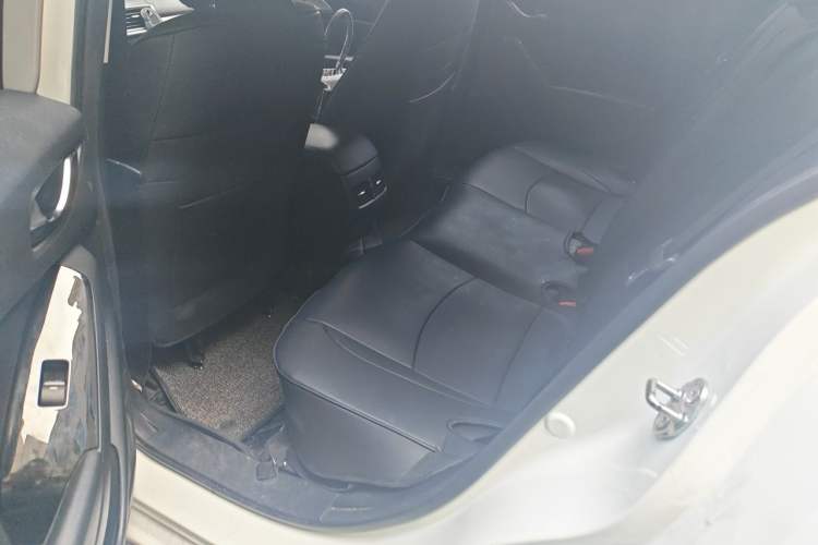 Used Mazda 3 Axela 2017 Sedan 1.5L Automatic Luxury Model Emission Standard China V Left Rear Seat