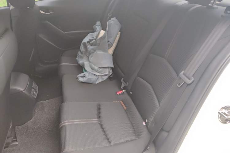 Used Mazda 3 Axela 2017 Sedan 1.5L Automatic Luxury Model Emission Standard China V Left Rear Seat