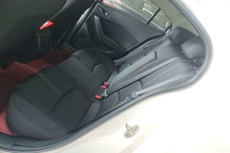 Used Mazda 3 Axela 2017 Sedan 1.5L Automatic Luxury Model Emission Standard China V Left Rear Seat