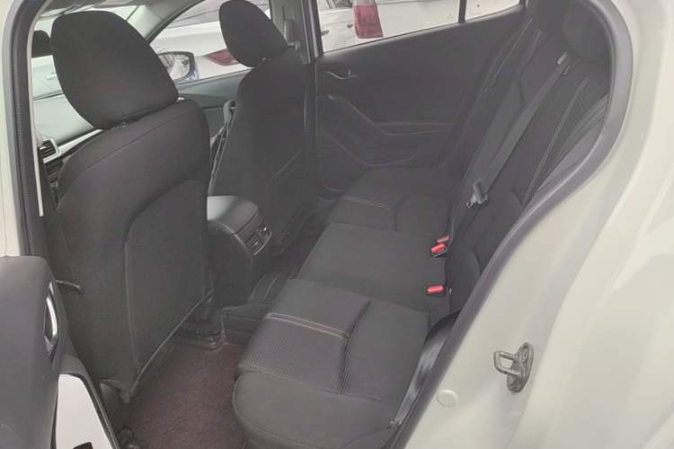 Used Mazda 3 Axela 2017 Hatchback 1.5L Automatic Luxury Model China VI Standard Left Rear Seat