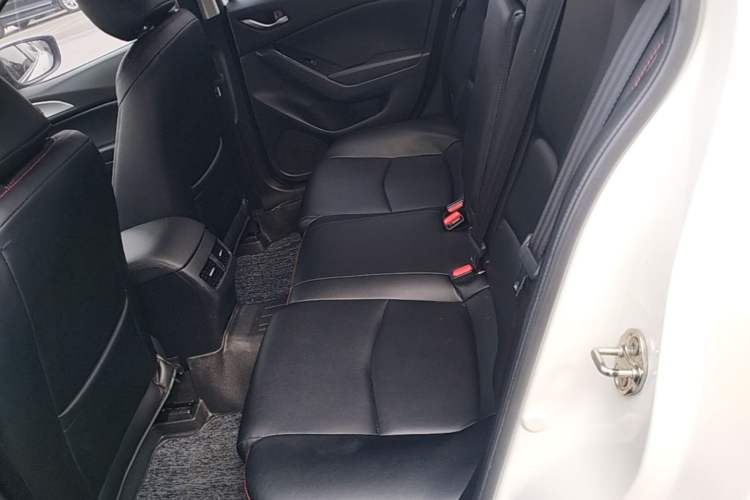 Used Mazda 3 Axela 2017 Sedan 1.5L Automatic Luxury Model China VI Standard Left Rear Seat