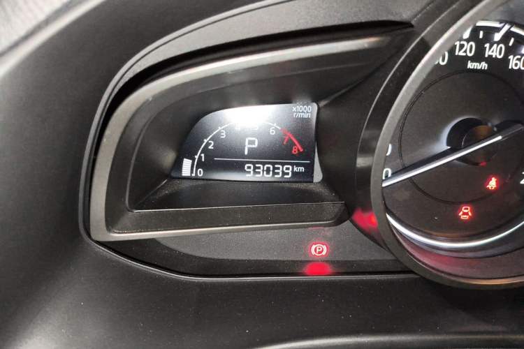 Used Mazda 3 Axela 2017 Hatchback 1.5L Automatic Luxury Model Emission Standard China V Odometer Close Up