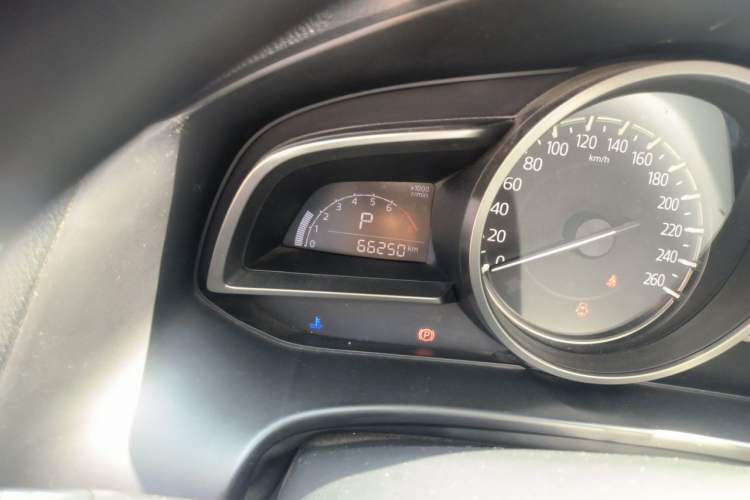 Used Mazda 3 Axela 2017 Sedan 1.5L Automatic Luxury Model Emission Standard China V Odometer Close Up