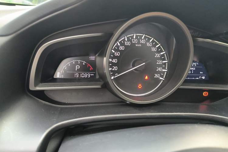 Used Mazda 3 Axela 2017 Sedan 1.5L Automatic Comfort Model Emission Standard China V Odometer Close Up