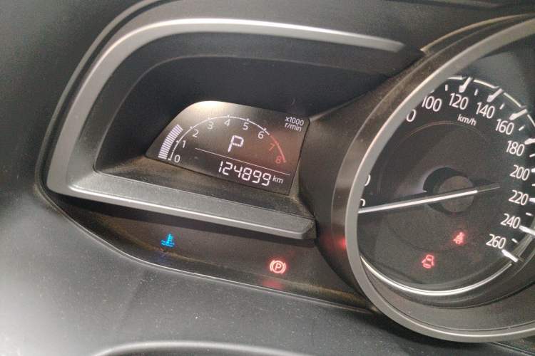Used Mazda 3 Axela 2017 Sedan 1.5L Automatic Luxury Model Emission Standard China V Odometer Close Up