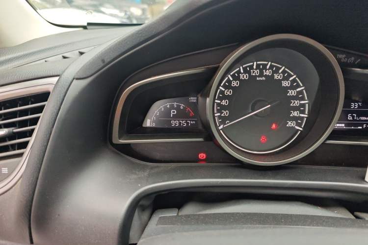 Used Mazda 3 Axela 2017 Sedan 1.5L Automatic Luxury Model Emission Standard China V Odometer Close Up