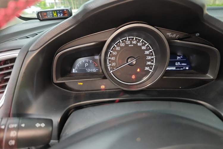 Used Mazda 3 Axela 2017 Sedan 1.5L Automatic Luxury Model China VI Standard Odometer Close Up