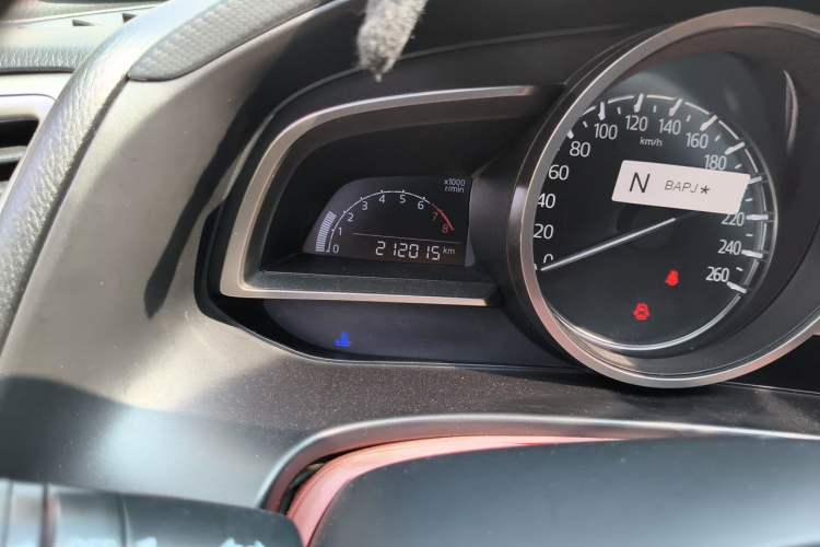 Used Mazda 3 Axela 2017 Sedan 1.5L Manual Comfort Model Emission Standard China V Odometer Close Up