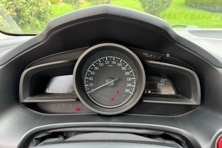 Used Mazda 3 Axela 2017 Sedan 1.5L Automatic Luxury Model Emission Standard China V Odometer Close Up