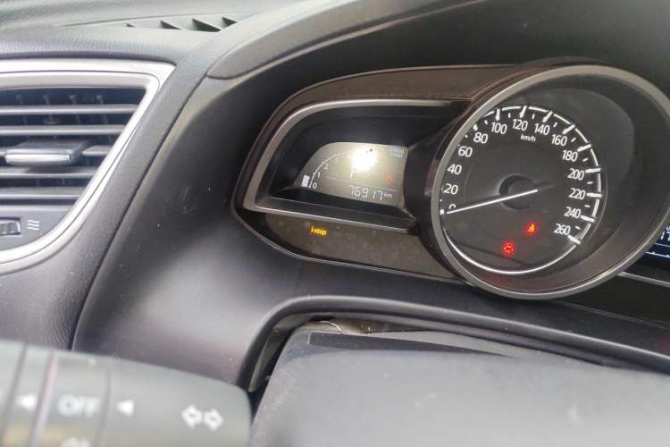 Used Mazda 3 Axela 2017 Sedan 1.5L Automatic Comfort Model Emission Standard China V Odometer Close Up