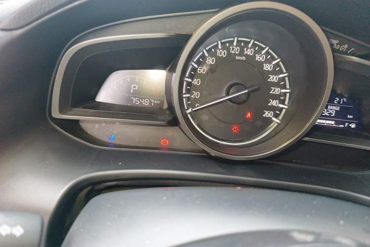 Used Mazda 3 Axela 2017 Sedan 1.5L Automatic Luxury Model China VI Standard Odometer Close Up