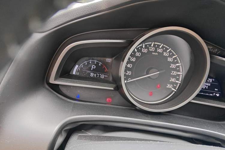 Used Mazda 3 Axela 2017 Sedan 1.5L Automatic Luxury Model Emission Standard China V Odometer Close Up
