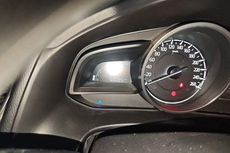 Used Mazda 3 Axela 2017 Sedan 1.5L Automatic Luxury Model Emission Standard China V Odometer Close Up