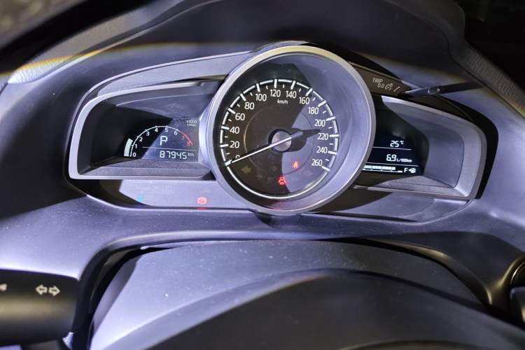 Used Mazda 3 Axela 2017 Hatchback 2.0L Automatic Luxury Model Emission Standard China V Odometer Close Up