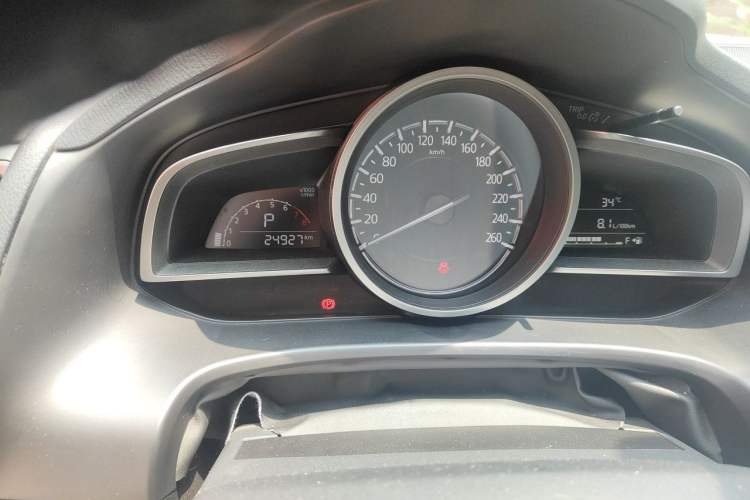 Used Mazda 3 Axela 2017 Sedan 1.5L Automatic Luxury Model Emission Standard China V Odometer Close Up