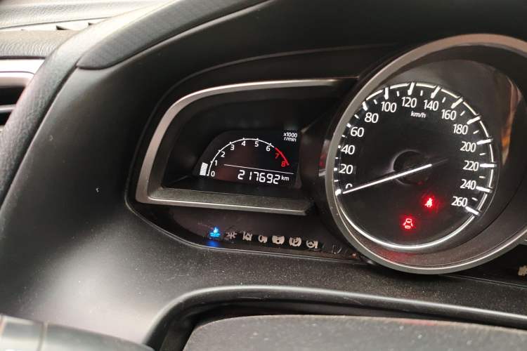 Used Mazda 3 Axela 2017 Sedan 1.5L Manual Comfort Model Emission Standard China V Odometer Close Up