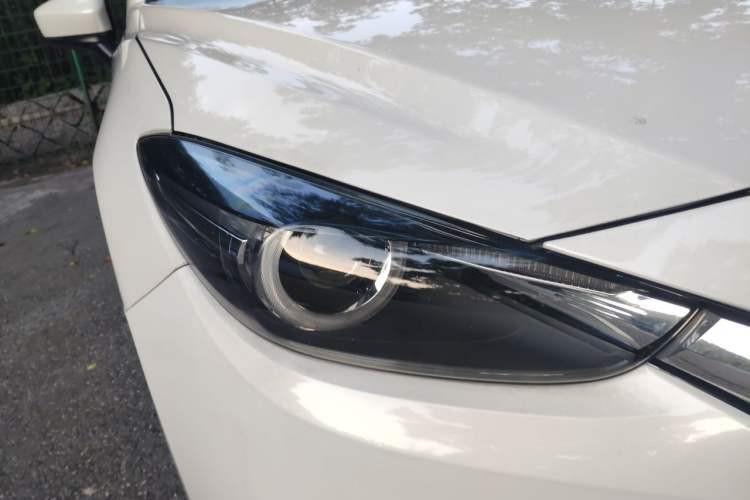 Used Mazda 3 Axela 2017 Hatchback 2.0L Automatic Luxury Model China VI Standard Right Front Headlight
