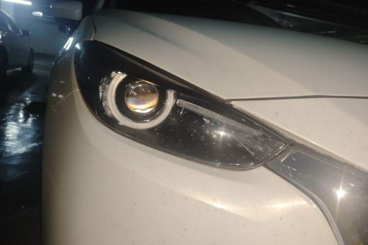 Used Mazda 3 Axela 2017 Sedan 1.5L Automatic Luxury Model Emission Standard China V Right Front Headlight