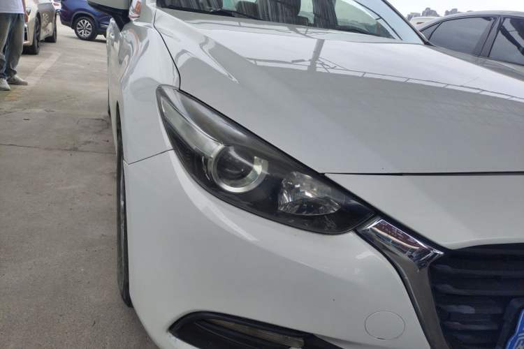 Used Mazda 3 Axela 2017 Sedan 1.5L Manual Comfort Model Emission Standard China V Right Front Headlight
