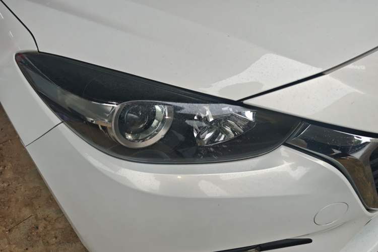 Used Mazda 3 Axela 2017 Sedan 1.5L Automatic Comfort Model Emission Standard China V Right Front Headlight