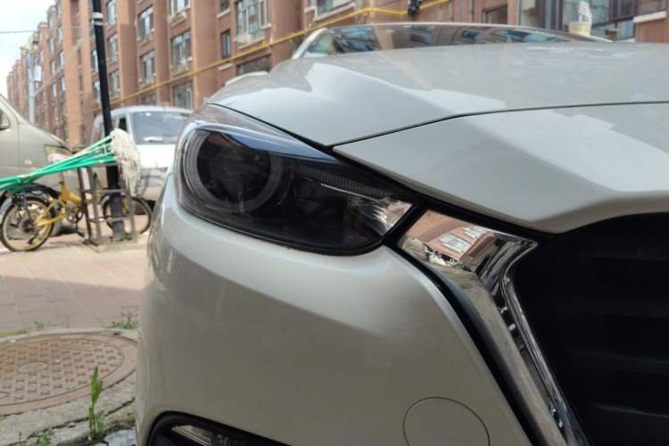 Used Mazda 3 Axela 2017 Sedan 1.5L Automatic Luxury Model China VI Standard Right Front Headlight
