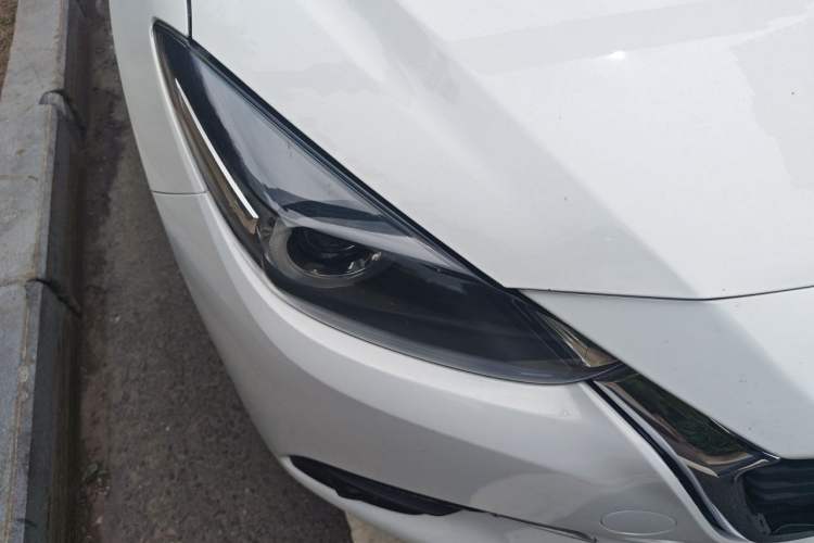 Used Mazda 3 Axela 2017 Hatchback 2.0L Automatic Sport Model China V Emission Standard Right Front Headlight