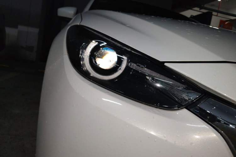 Used Mazda 3 Axela 2017 Sedan 1.5L Manual Luxury Model Emission Standard China V Right Front Headlight