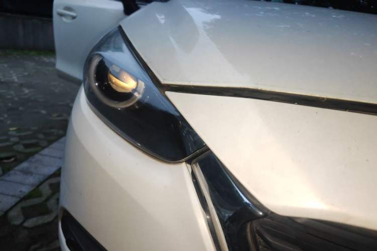 Used Mazda 3 Axela 2017 Sedan 1.5L Automatic Luxury Model China VI Standard Right Front Headlight