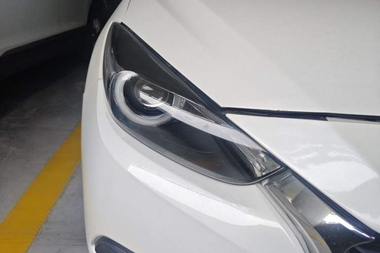 Used Mazda 3 Axela 2017 Hatchback 1.5L Automatic Luxury Model Emission Standard China V Right Front Headlight