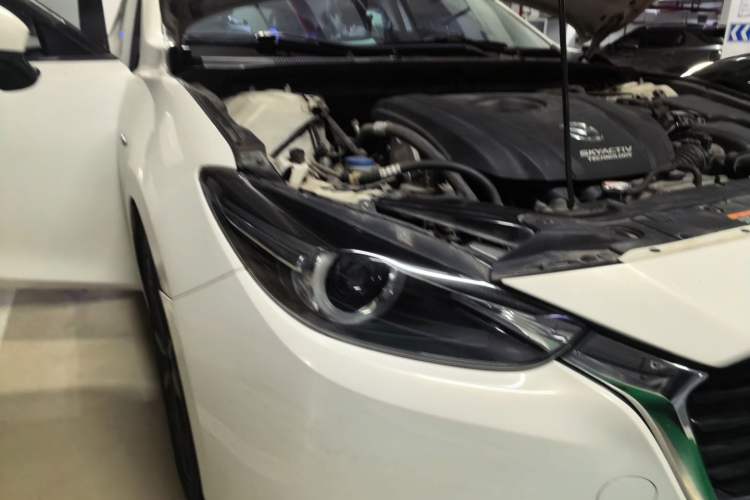 Used Mazda 3 Axela 2017 Hatchback 2.0L Automatic Sport Model China V Emission Standard Right Front Headlight