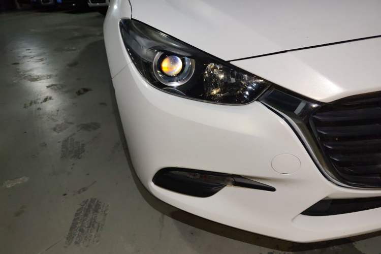 Used Mazda 3 Axela 2017 Sedan 1.5L Automatic Comfort Model Emission Standard China V Right Front Headlight