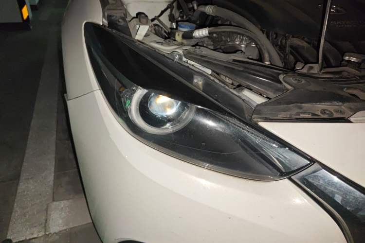 Used Mazda 3 Axela 2017 Hatchback 1.5L Automatic Luxury Model Emission Standard China V Right Front Headlight