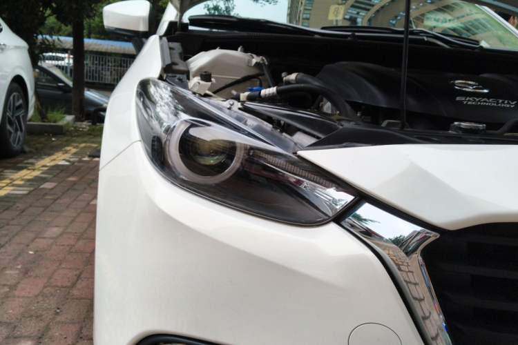 Used Mazda 3 Axela 2017 Sedan 1.5L Automatic Luxury Model Emission Standard China V Right Front Headlight