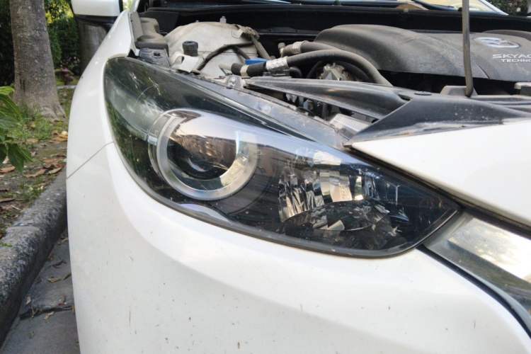 Used Mazda 3 Axela 2017 Sedan 1.5L Automatic Comfort Model Emission Standard China V Right Front Headlight