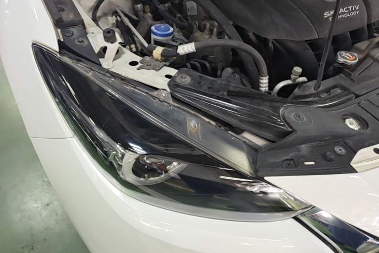 Used Mazda 3 Axela 2017 Hatchback 2.0L Automatic Sport Model China V Emission Standard Right Front Headlight