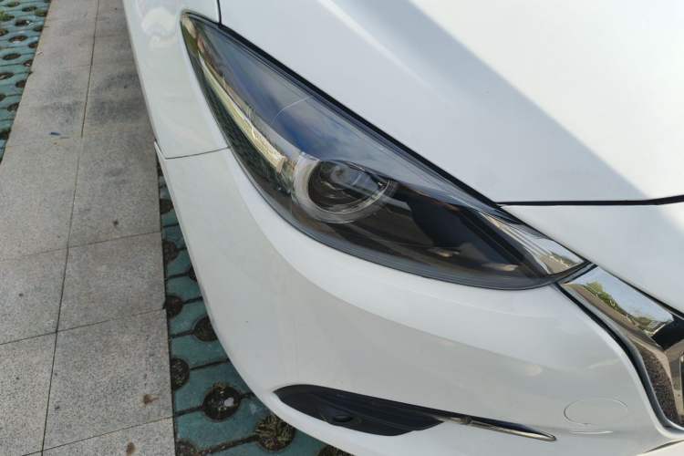 Used Mazda 3 Axela 2017 Sedan 1.5L Automatic Luxury Model Emission Standard China V Right Front Headlight