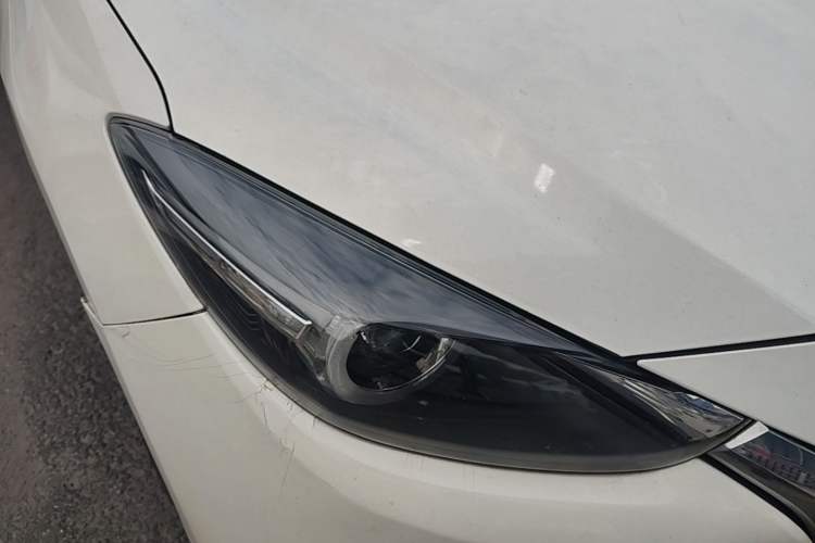 Used Mazda 3 Axela 2017 Sedan 1.5L Automatic Luxury Model Emission Standard China V Right Front Headlight