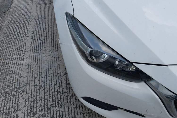 Used Mazda 3 Axela 2017 Sedan 1.5L Manual Comfort Model Emission Standard China V Right Front Headlight