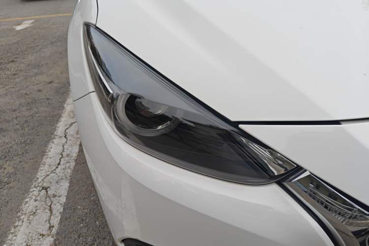 Used Mazda 3 Axela 2017 Sedan 1.5L Automatic Luxury Model Emission Standard China V Right Front Headlight