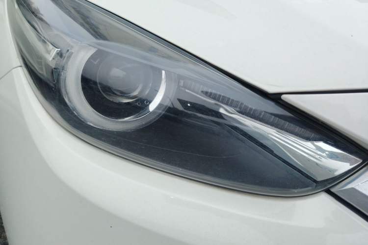Used Mazda 3 Axela 2017 Sedan 1.5L Automatic Luxury Model Emission Standard China V Right Front Headlight