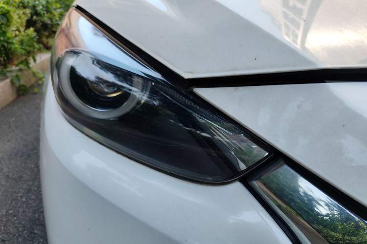 Used Mazda 3 Axela 2017 Hatchback 2.0L Automatic Luxury Model Emission Standard China V Right Front Headlight
