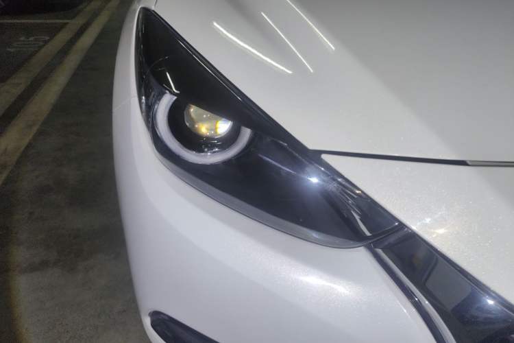 Used Mazda 3 Axela 2017 Sedan 1.5L Automatic Luxury Model Emission Standard China V Right Front Headlight