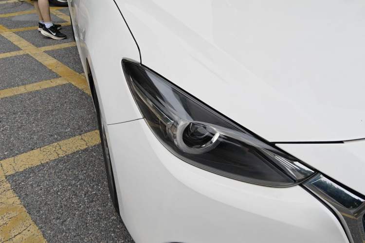 Used Mazda 3 Axela 2017 Sedan 1.5L Automatic Luxury Model Emission Standard China V Right Front Headlight
