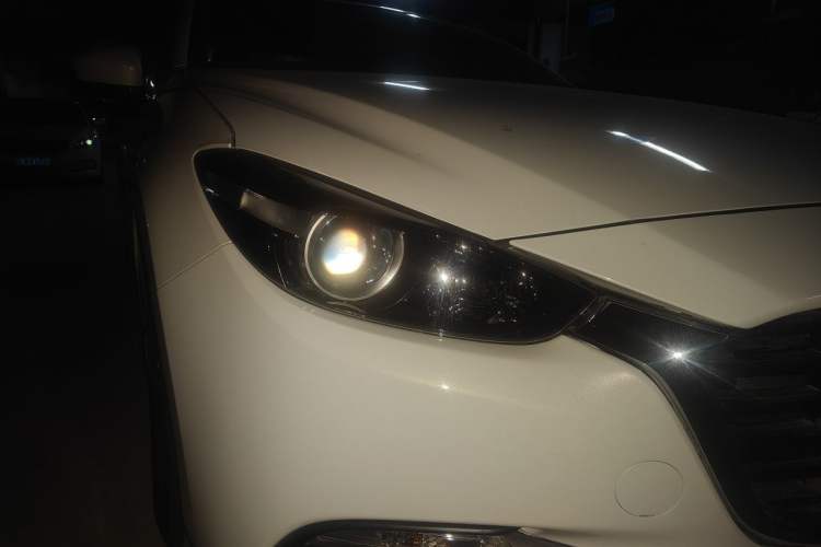 Used Mazda 3 Axela 2017 Sedan 1.5L Automatic Comfort Model Emission Standard China V Right Front Headlight