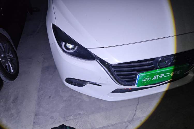 Used Mazda 3 Axela 2017 Hatchback 2.0L Automatic Luxury Model Emission Standard China V Right Front Headlight