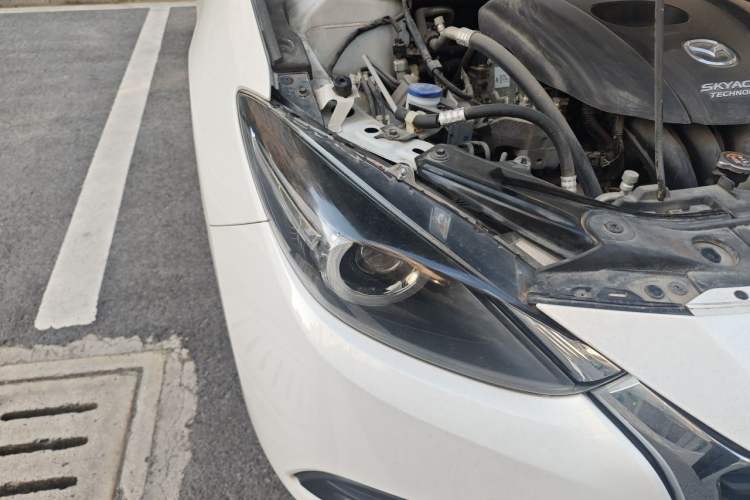 Used Mazda 3 Axela 2017 Sedan 1.5L Automatic Luxury Model Emission Standard China V Right Front Headlight