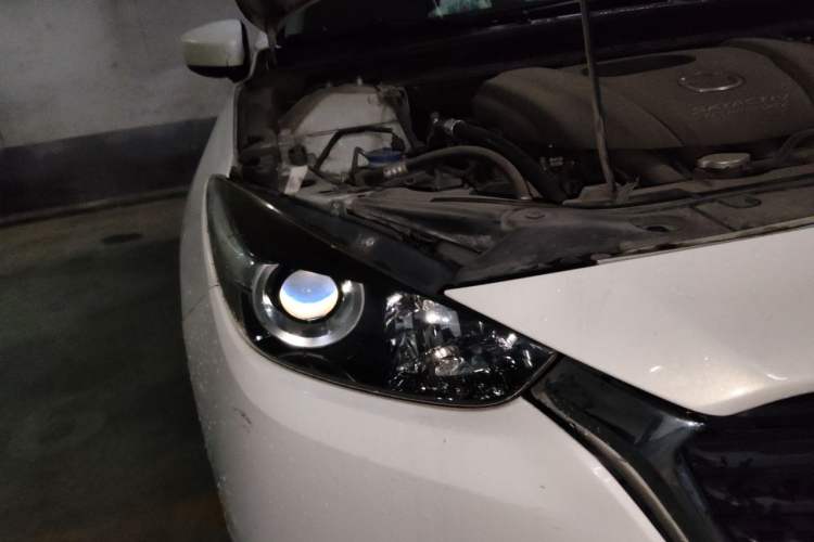Used Mazda 3 Axela 2017 Hatchback 1.5L Automatic Comfort Model China VI Standard Right Front Headlight