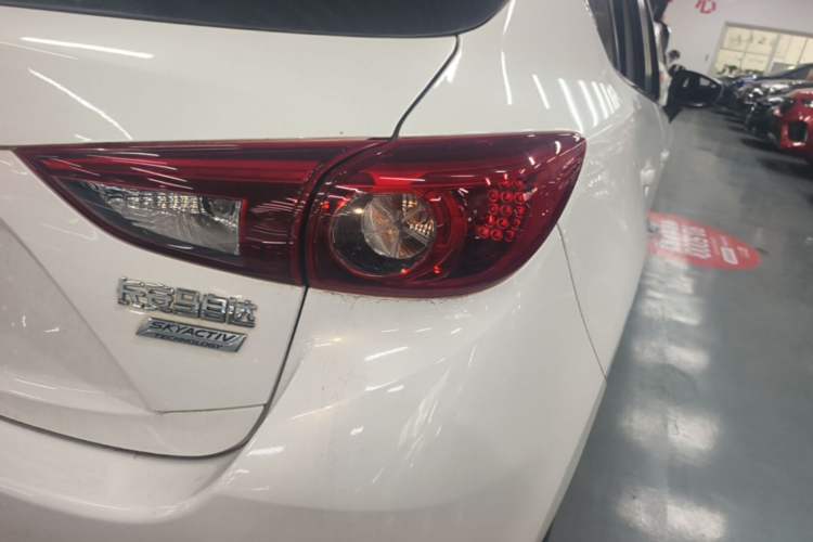 Used Mazda 3 Axela 2017 Hatchback 1.5L Automatic Luxury Model Emission Standard China V Right Rear Taillight